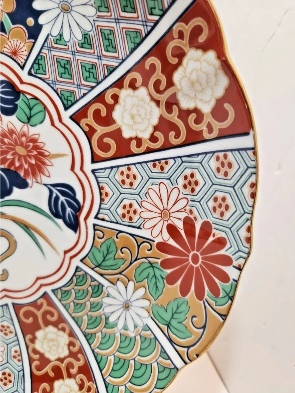 Vintage Arita Imari Japan Fan Pattern Dinner Plate Red Green Blue Scalloped Edge